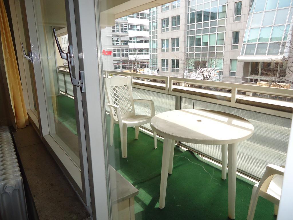 Hotel Kubrat Am Checkpoint Charlie Берлін Номер фото
