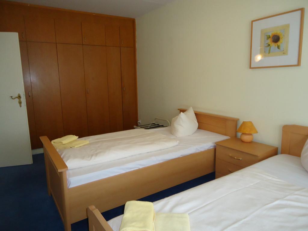 Hotel Kubrat Am Checkpoint Charlie Берлін Номер фото