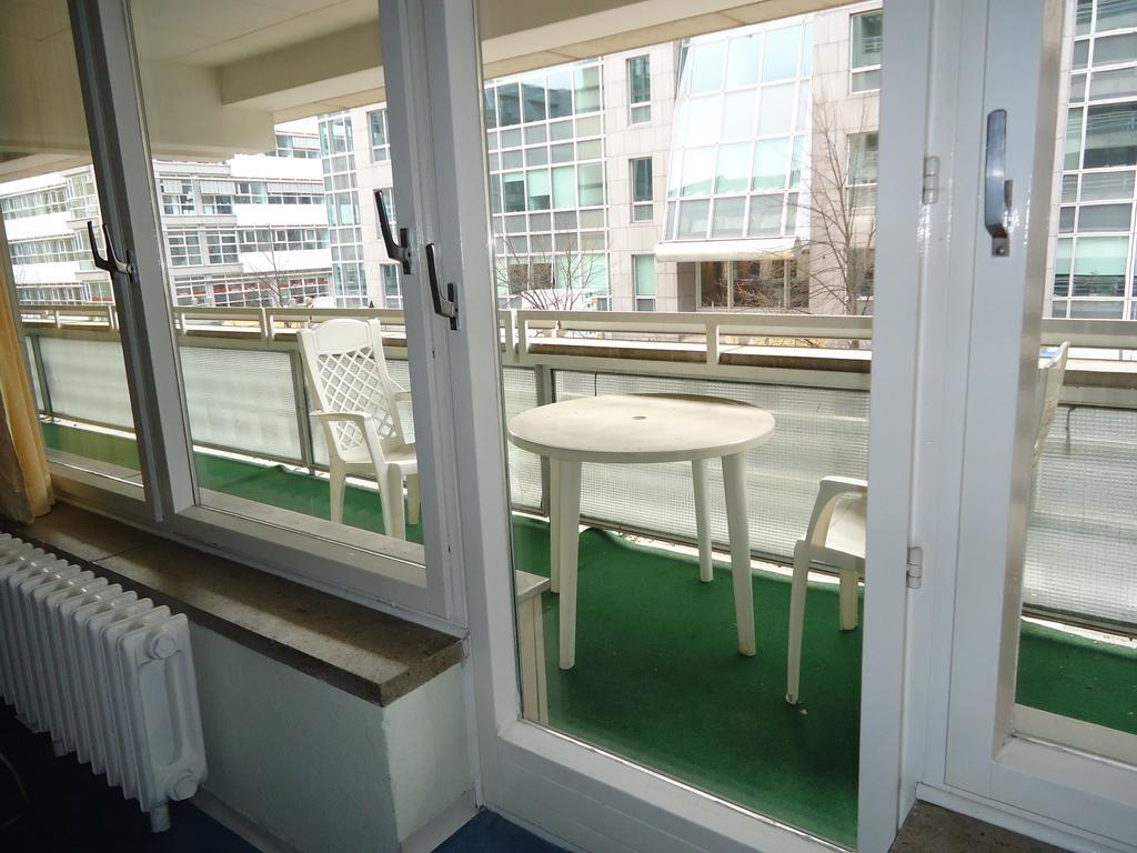 Hotel Kubrat Am Checkpoint Charlie Берлін Номер фото