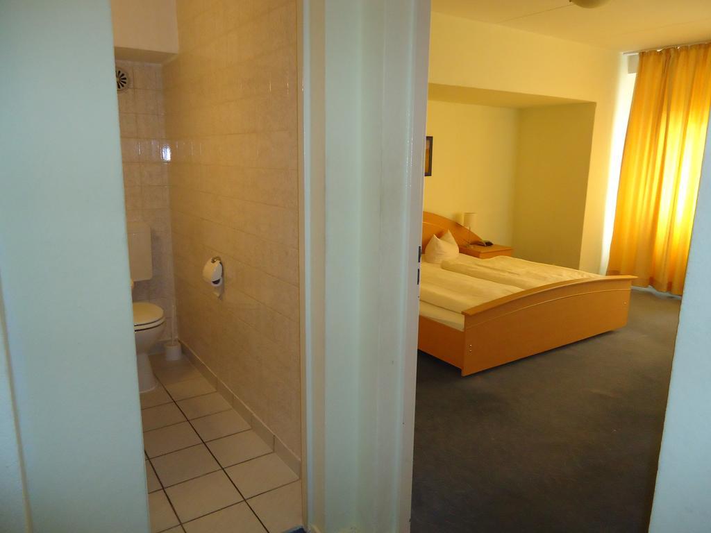 Hotel Kubrat Am Checkpoint Charlie Берлін Номер фото
