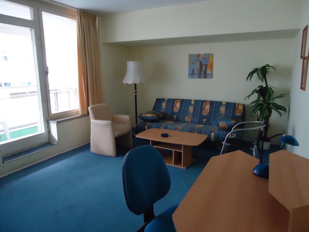 Hotel Kubrat Am Checkpoint Charlie Берлін Номер фото