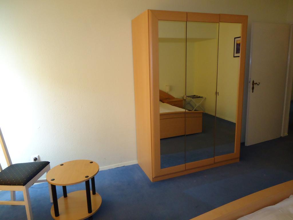 Hotel Kubrat Am Checkpoint Charlie Берлін Номер фото