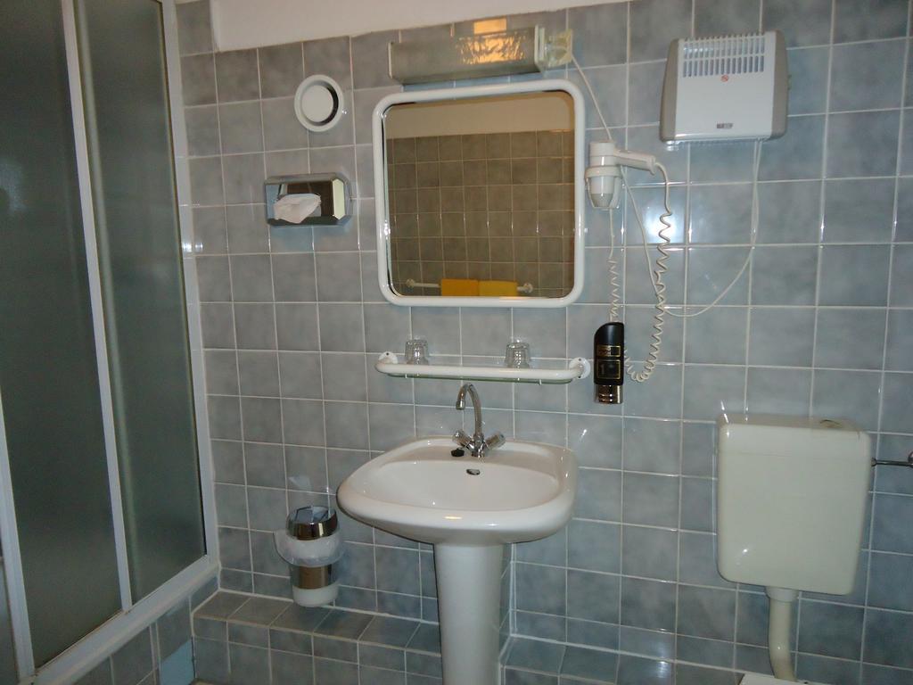 Hotel Kubrat Am Checkpoint Charlie Берлін Номер фото