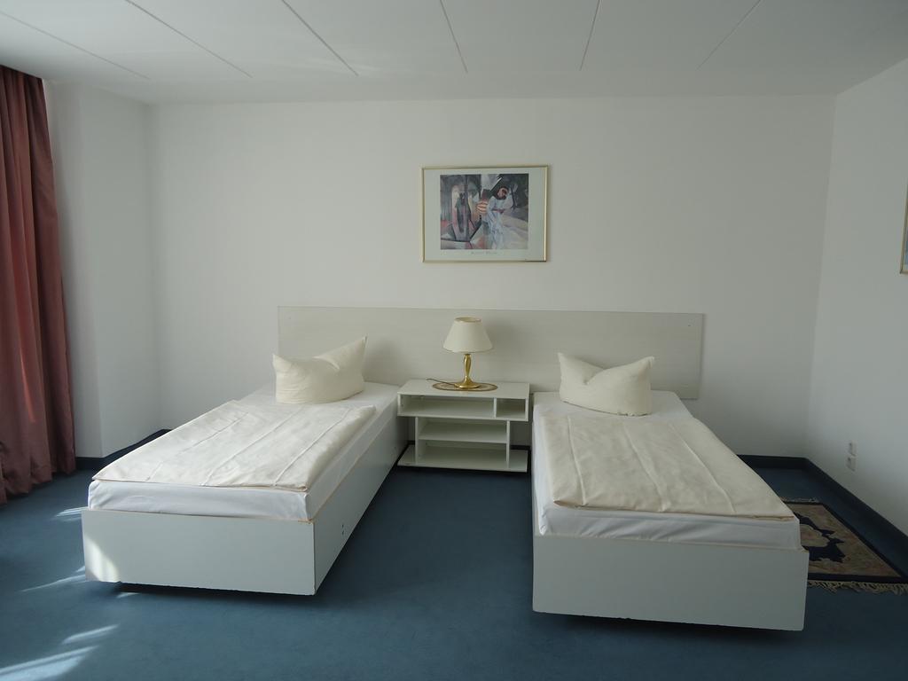 Hotel Kubrat Am Checkpoint Charlie Берлін Номер фото