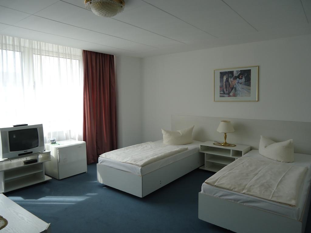 Hotel Kubrat Am Checkpoint Charlie Берлін Номер фото