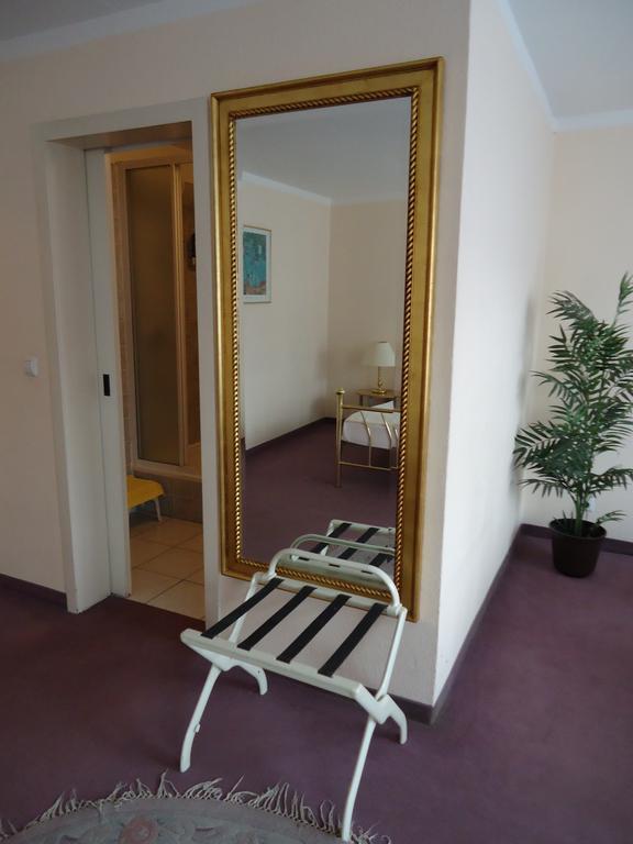 Hotel Kubrat Am Checkpoint Charlie Берлін Номер фото