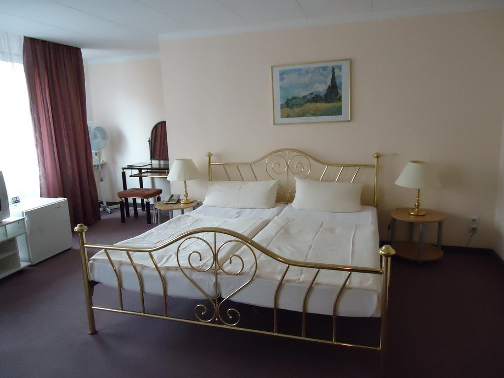 Hotel Kubrat Am Checkpoint Charlie Берлін Номер фото