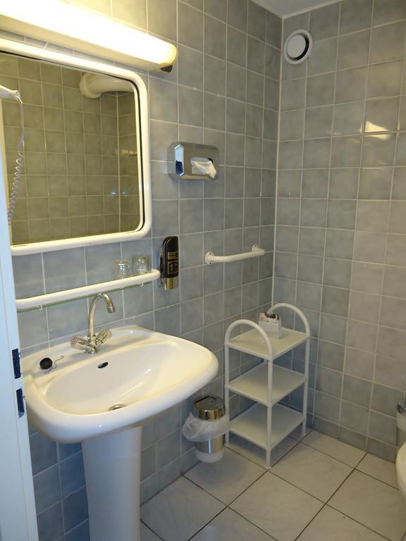 Hotel Kubrat Am Checkpoint Charlie Берлін Номер фото