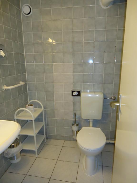 Hotel Kubrat Am Checkpoint Charlie Берлін Номер фото