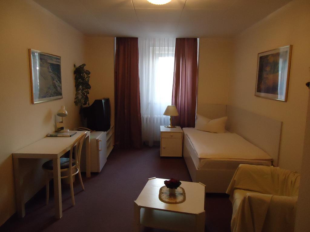 Hotel Kubrat Am Checkpoint Charlie Берлін Номер фото